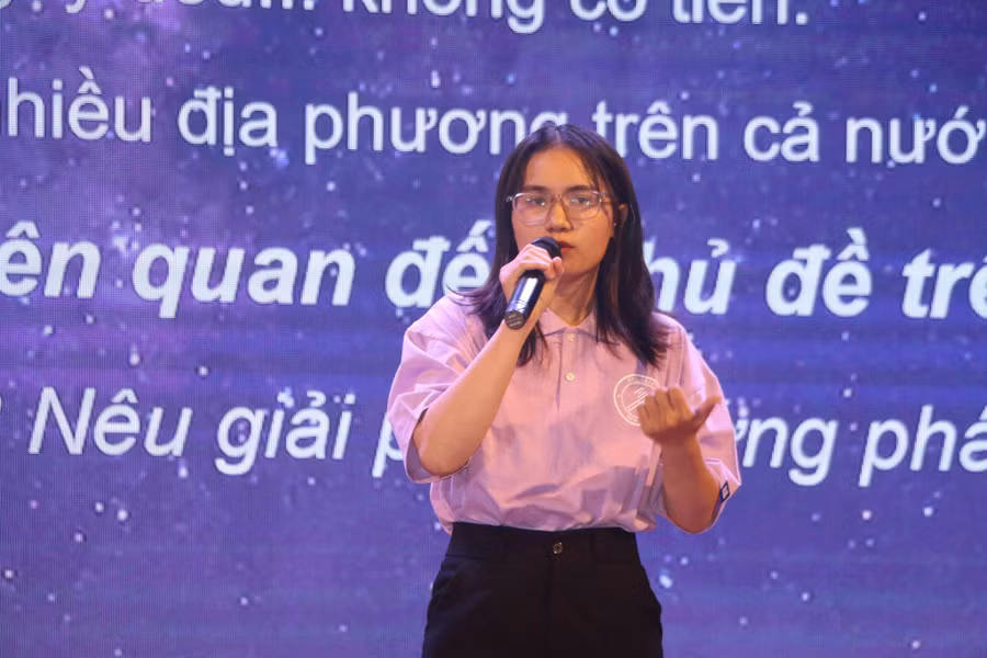 Thí sinh nêu quan điểm về một vấn đề thời sự.