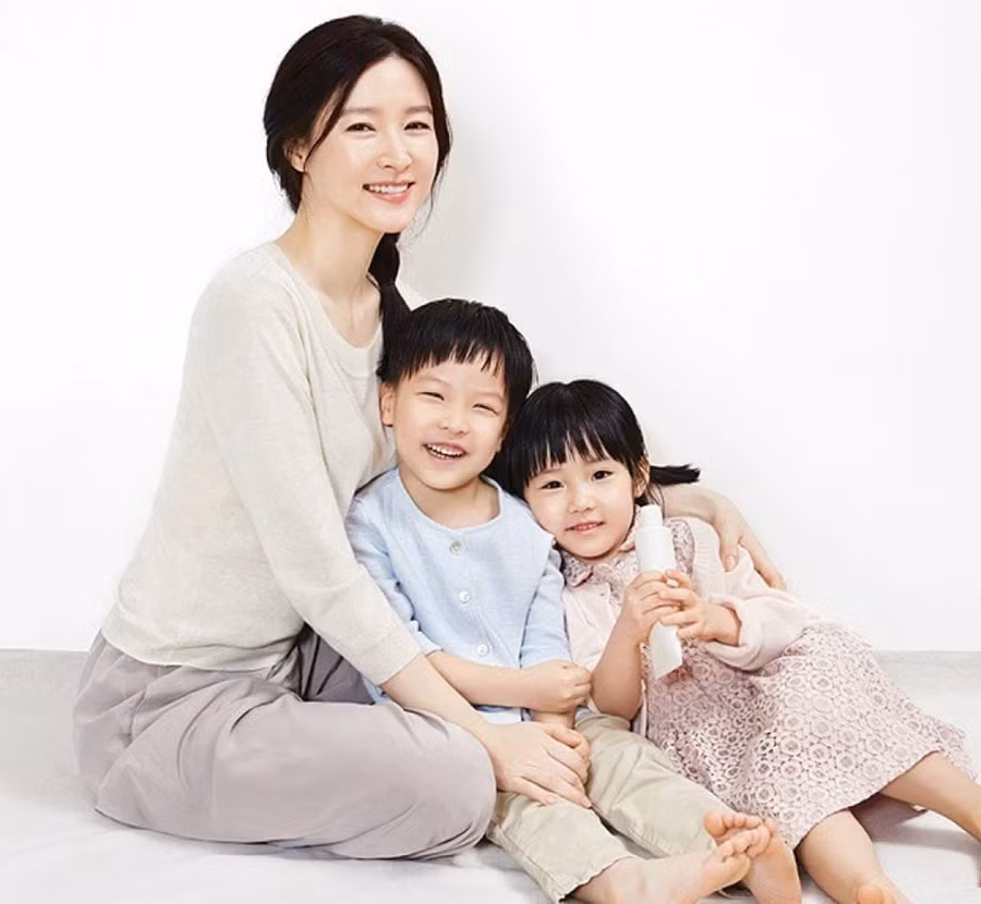 Từ khi sinh con, cô dành toàn thời gian để chăm sóc gia đình, làm các công việc xã hội. (Ảnh: ITN). Từ khi sinh con, cô dành toàn thời gian để chăm sóc gia đình, làm các công việc xã hội. (Ảnh: ITN).