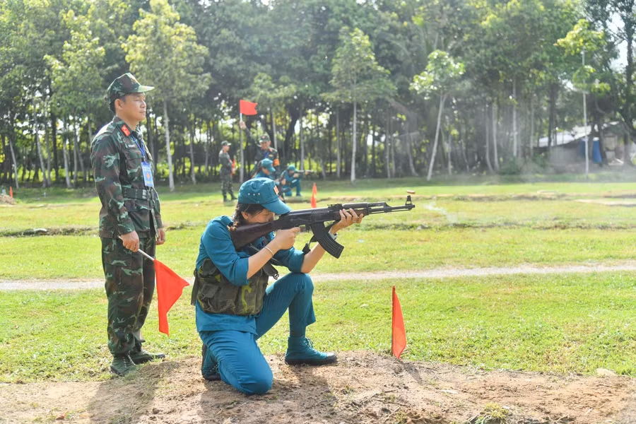 Nữ VĐV thực hiện phần thi.