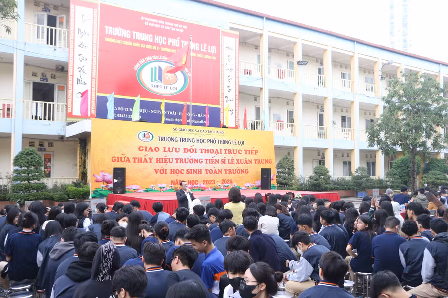 Cuộc đối thoại giữa Hiệu trưởng nhà trường với học sinh diễn ra trong không khí cởi mở, thân tình. Cuộc đối thoại giữa Hiệu trưởng nhà trường với học sinh diễn ra trong không khí cởi mở, thân tình.