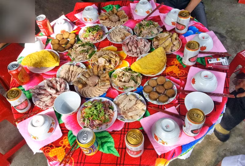 Các món ăn trong mâm cỗ ngày Tết cổ truyền của người miền Trung thường được bày trên chiếc bàn tròn. (Ảnh: Hà Trần). Các món ăn trong mâm cỗ ngày Tết cổ truyền của người miền Trung thường được bày trên chiếc bàn tròn. (Ảnh: Hà Trần).
