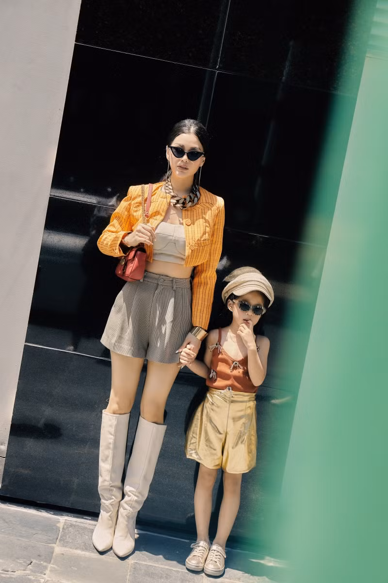 Mẹ con Á hậu Diễm Trang khoe phong cách cool ngầu mừng ngày Quốc tế thiếu nhi ảnh 1