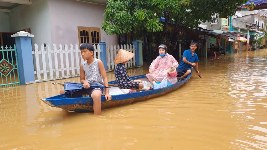 Ông Dũng đang chèo ghe chở người dân đi lại trong thôn.