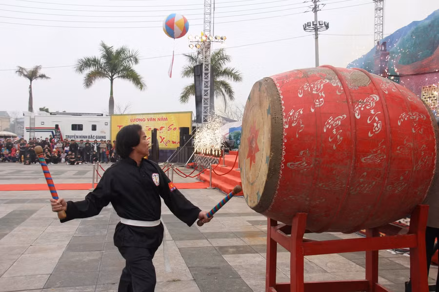 Võ sư Nguyễn Trường Sinh khai trống trong lễ hội Yên Thế.