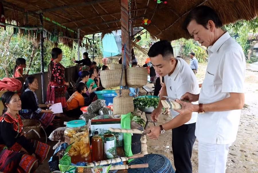 Du khách tham quan chợ bản Lao Chải 1. Du khách tham quan chợ bản Lao Chải 1.