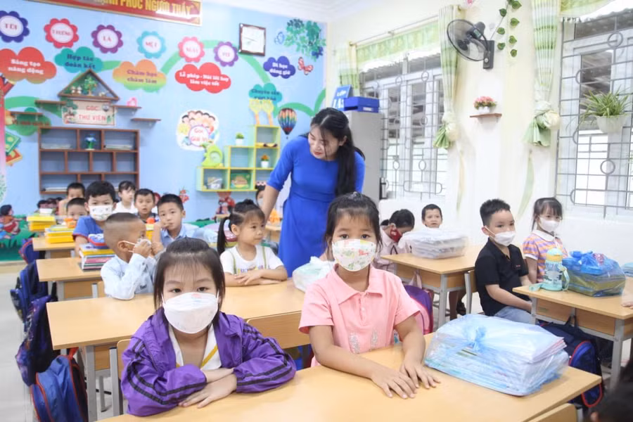 Giáo viên trường Tiểu học Kim Đồng, TP Lai Châu trò chuyện với học sinh.