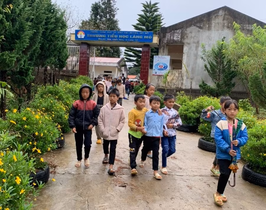 Trường Tiểu học Làng Mô (Sìn Hồ) huy động học sinh các khối lớp ra tựu trường cùng lớp 1.