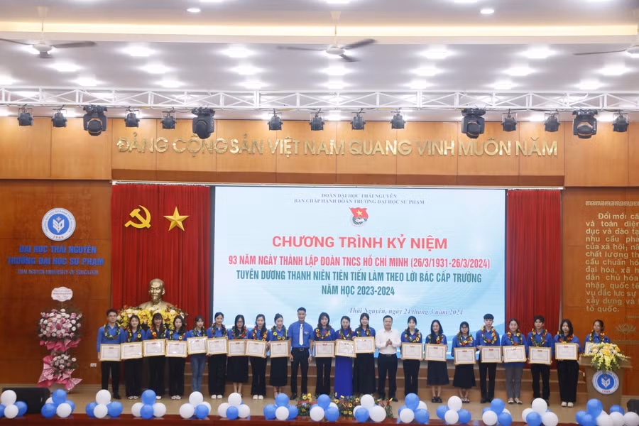 Nhân dịp này, Đàon trường đã tuyên dương, khen thưởng thanh niên tiên tiến làm theo lời Bác năm 2024. Nhân dịp này, Đàon trường đã tuyên dương, khen thưởng thanh niên tiên tiến làm theo lời Bác năm 2024.
