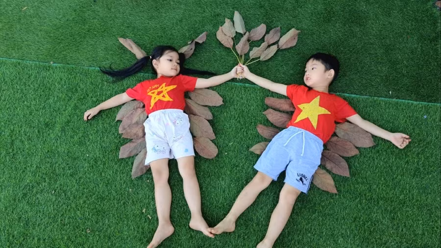 Trẻ "thả mình" vào không gian trường học. Trẻ "thả mình" vào không gian trường học.