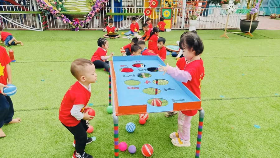 Các bé lớp Mẫu giáo bé chơi thả bóng.