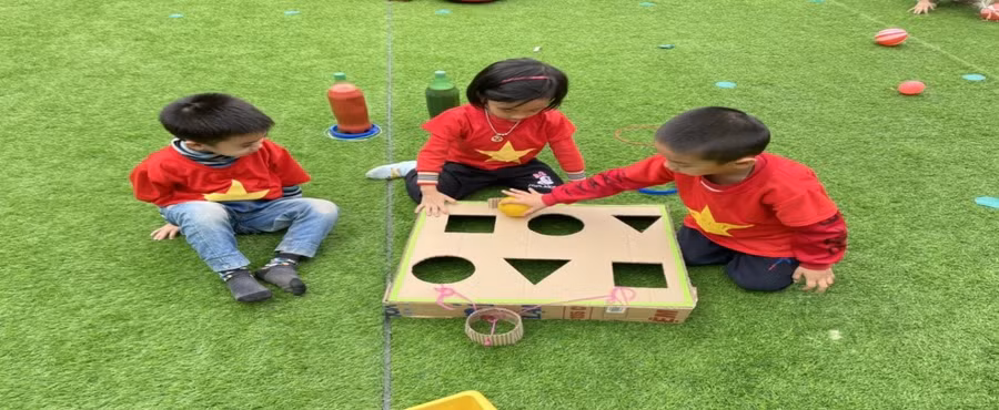 Các bé chơi thả vật đúng hình.