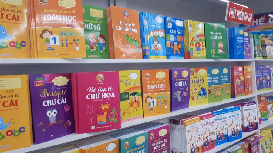Các trường Tiểu học đang lựa chọn SGK theo hướng dẫn của Bộ GD&ĐT và Sở GD&ĐT Nam Định. Các trường Tiểu học đang lựa chọn SGK theo hướng dẫn của Bộ GD&ĐT và Sở GD&ĐT Nam Định.