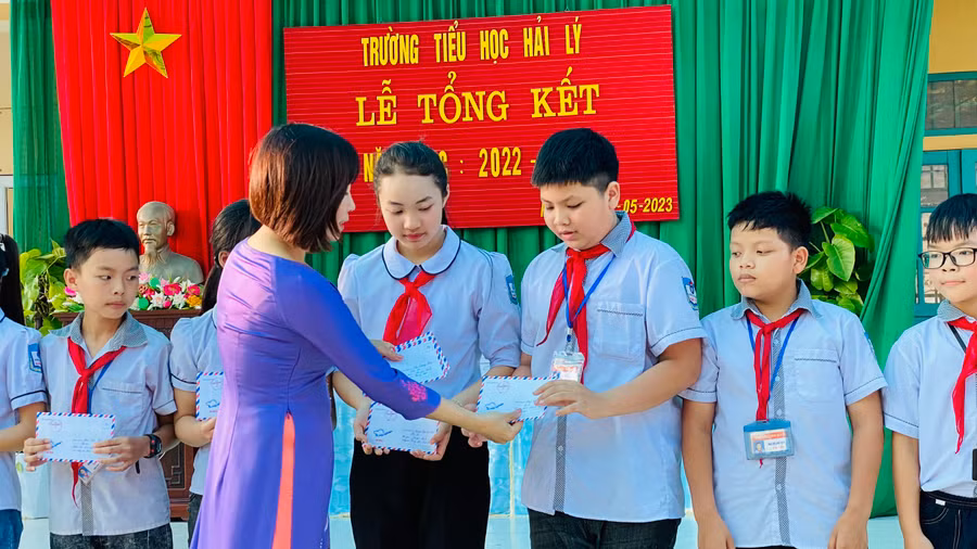 Cô trò Trường Tiểu học Hải Lý, huyện Hải Hậu trong lễ tổng kết năm học 2022-2023 Cô trò Trường Tiểu học Hải Lý, huyện Hải Hậu trong lễ tổng kết năm học 2022-2023