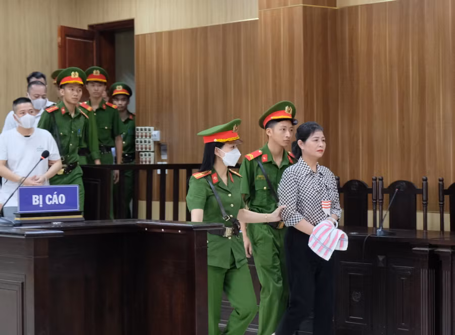Cựu Giám đốc Sở GD&amp;ĐT Thanh Hoá bị dẫn giải ra toà. (Ảnh: BM)