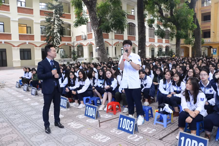 Trường THPT Phan Đình Phùng thường tổ chức các hoạt động giao lưu giữa chuyên gia pháp lý với học sinh.