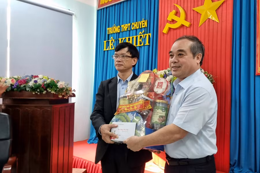 Ông Trần Hoàng Tuấn, Phó Chủ tịch Thường trực UBND tỉnh Quảng Ngãi chúc mừng thành tích của thầy và trò Trường THPT chuyên Lê Khiết.