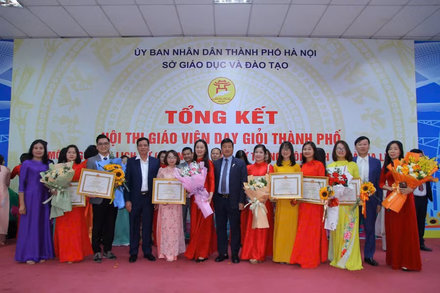 Tại hội thi giáo viên giỏi thành phố cấp THCS năm nay, huyện Sóc Sơn có 3 giải Nhì, 2 giải Ba và 1 giải Khuyến khích. Tại hội thi giáo viên giỏi thành phố cấp THCS năm nay, huyện Sóc Sơn có 3 giải Nhì, 2 giải Ba và 1 giải Khuyến khích.