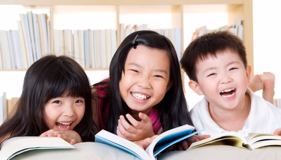 Đôi khi việc tìm một cuốn sách phù hợp với lứa tuổi cũng dễ dàng như việc khớp độ tuổi của con với trình độ đọc được in ở mặt sau cuốn sách. (Ảnh: ITN). Đôi khi việc tìm một cuốn sách phù hợp với lứa tuổi cũng dễ dàng như việc khớp độ tuổi của con với trình độ đọc được in ở mặt sau cuốn sách. (Ảnh: ITN).