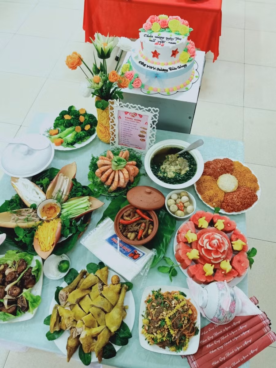 Các đội trang trí rất bắt mắt và hấp dẫn