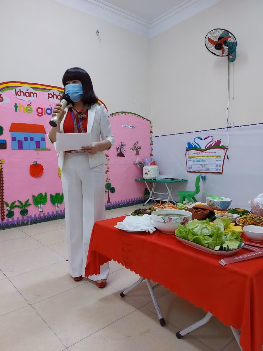 Đồng chí Nguyễn Thị Tân-Hiệu trưởng nhà trường phát biểu tổng kết hội thi