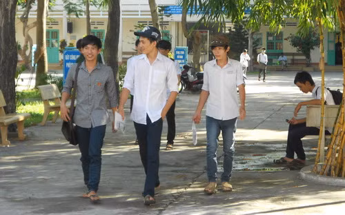 Thí sinh rời phòng thi trong tâm trạng phấn khởi vì làm được bài Thí sinh rời phòng thi trong tâm trạng phấn khởi vì làm được bài