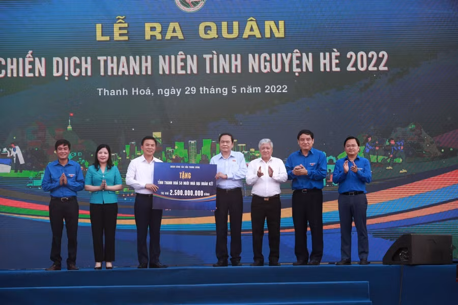 Đoàn công tác Trung ương tặng tỉnh Thanh Hoá 50 ngôi nhà đại đoàn kết.