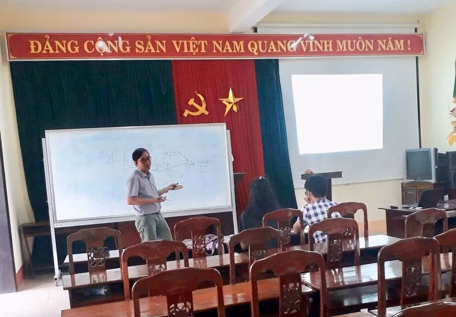 TS. Nguyễn Quang Lịch (Trưởng bộ môn Kỹ thuật công trình) giảng bài cho sinh viên đến từ trường Đại học Kasetsart, Thái Lan