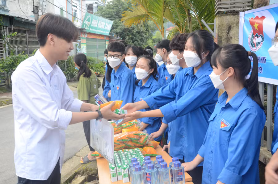 Tiếp sức cho thí sinh tại Điểm thi Trường THPT Than Uyên.