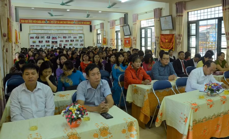 Các đại biểu dự khai mạc cùng hơn 200 giáo viên tiêu biểu tham dự hội thi Các đại biểu dự khai mạc cùng hơn 200 giáo viên tiêu biểu tham dự hội thi