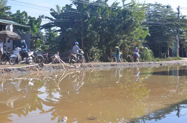Đường giao thông biến thành ao nước.
