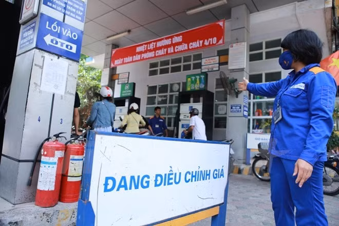 Một trong những cửa hàng trực thuộc Petrolimex chuẩn bị niêm yết giá mới. (Ảnh: Đức Duy/Vietnam+)