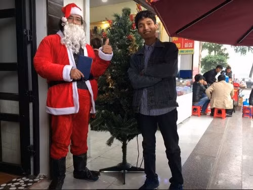 Ước mơ cuối cùng của một cậu bé khiến ông già Noel thắt tim - Ảnh 2.