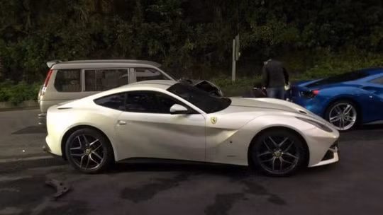 Phép màu cho anh chàng ngủ gật đâm liền một lúc 3 chiếc Ferrari - 2