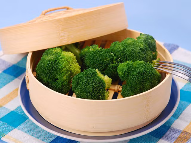  Đối với ra súp lơ, hấp là cách chế biến tốt nhất để giữ được chất dinh dưỡng. Ảnh minh họa 