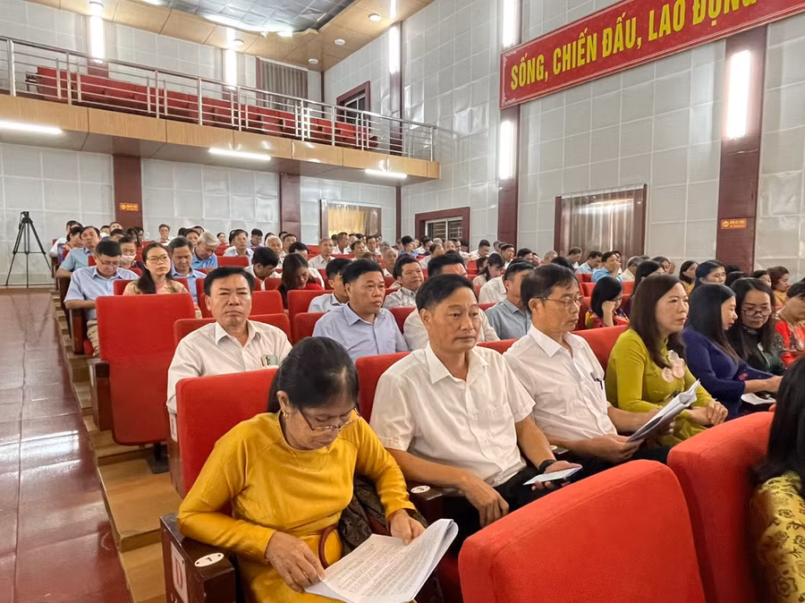 Đại diện đến từ 103 trường mầm non, phổ thông trên địa bàn huyện tới dự hội nghị. Đại diện đến từ 103 trường mầm non, phổ thông trên địa bàn huyện tới dự hội nghị.