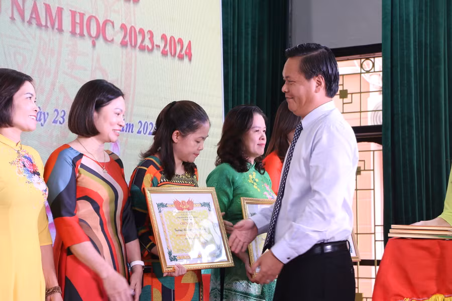 Bí thư Huyện ủy Đan Phượng Trần Đức Hải trao thưởng cho các tập thể Lao động tiên tiến.