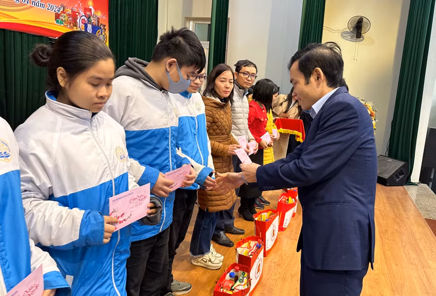 Ông Trần Văn Bình, Chủ tịch Công đoàn ngành giáo dục Thanh Hoá trao quà tới học sinh có hoàn cảnh khó khăn dịp Tết Nguyên đán Giáp Thìn 2024. (Ảnh: NT)