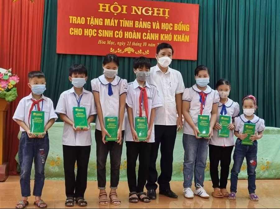 Chương trình "Sóng và máy tính cho em" mang nhiều giá trị nhân văn khi đã góp phần giúp đỡ nhiều học sinh khó khăn có được thiết bị học trực tuyến. Ảnh: Khôi Nguyên.