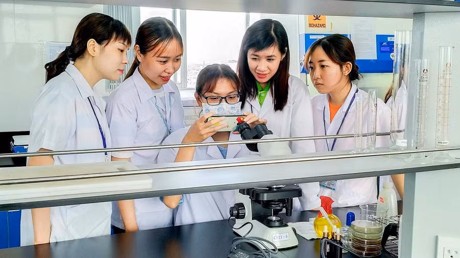 Khuyến khích sinh viên tham gia sâu vào hoạt động NCKH sẽ tạo nền tảng và những hạt nhân cho công tác nghiên cứu khoa học tốt sau này