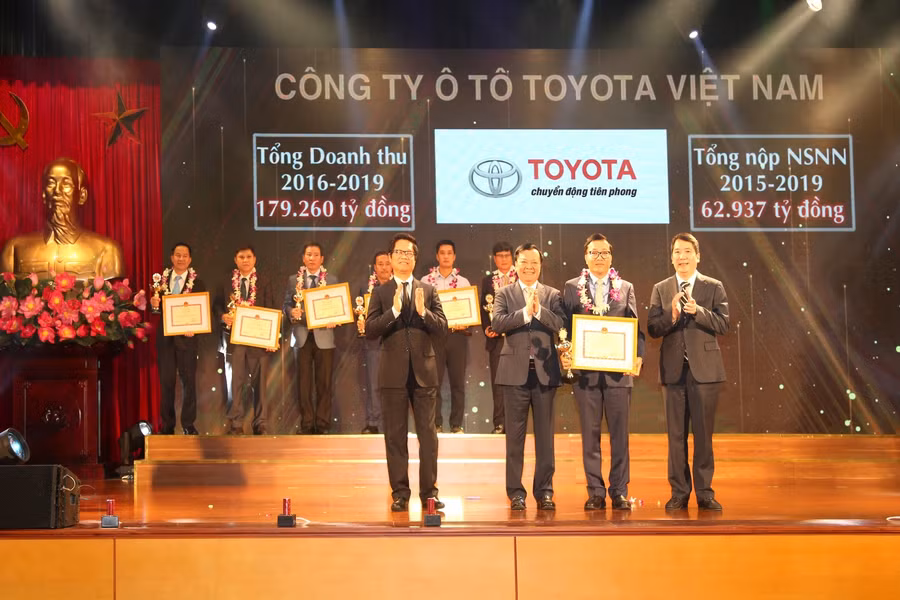Toyota Việt Nam nhận bằng khen Bộ Tài chính về thành tích đóng nộp thuế
