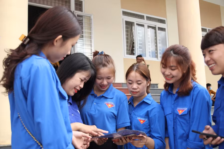 Sinh viên trường Cao đẳng Cộng đồng Lai Châu tìm hiểu thông tin việc làm. Ảnh tư liệu.