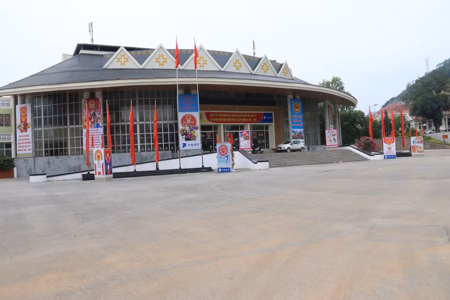 Băng rôn, khẩu hiệu được bố trí trang trọng.