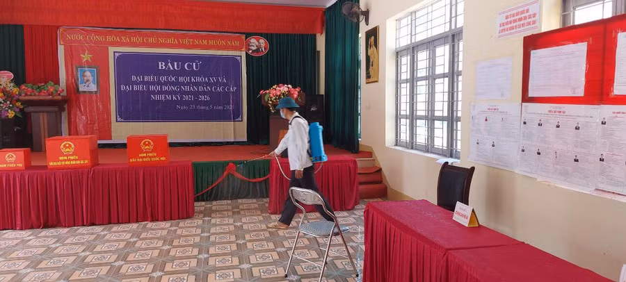 Phun hóa chất khử khuẩn tại khu vực bỏ phiếu ở Si Pa Phìn.