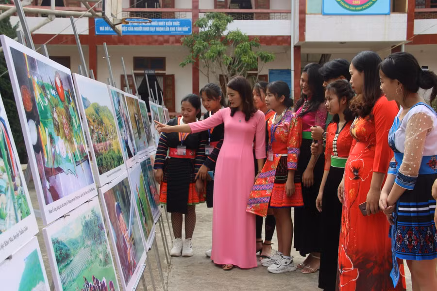 Cô giáo Lò Thị Viên (áo hồng) hướng dẫn học sinh trong giờ trải nghiệm