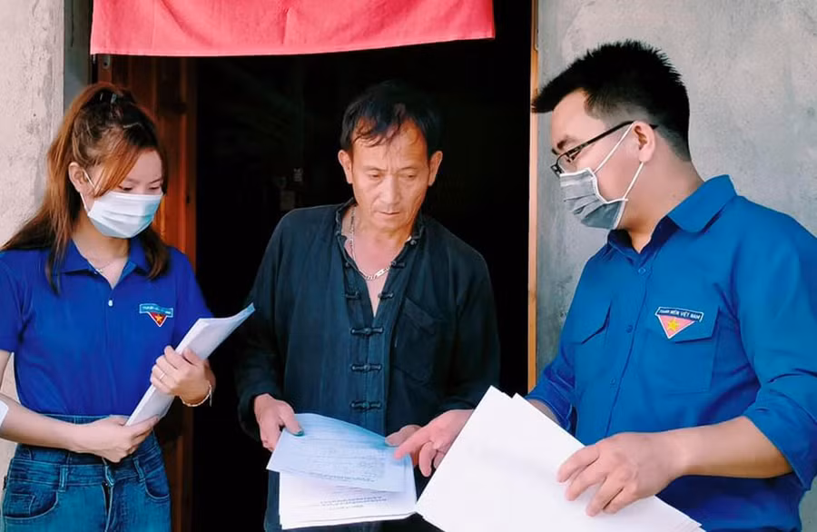 Đoàn viên thanh niên huyện Bắc Hà tuyên truyền phòng chống dịch Covid-19 cho nhân dân trước ngày bầu cử. (Ảnh: Tỉnh đoàn Lào Cai).