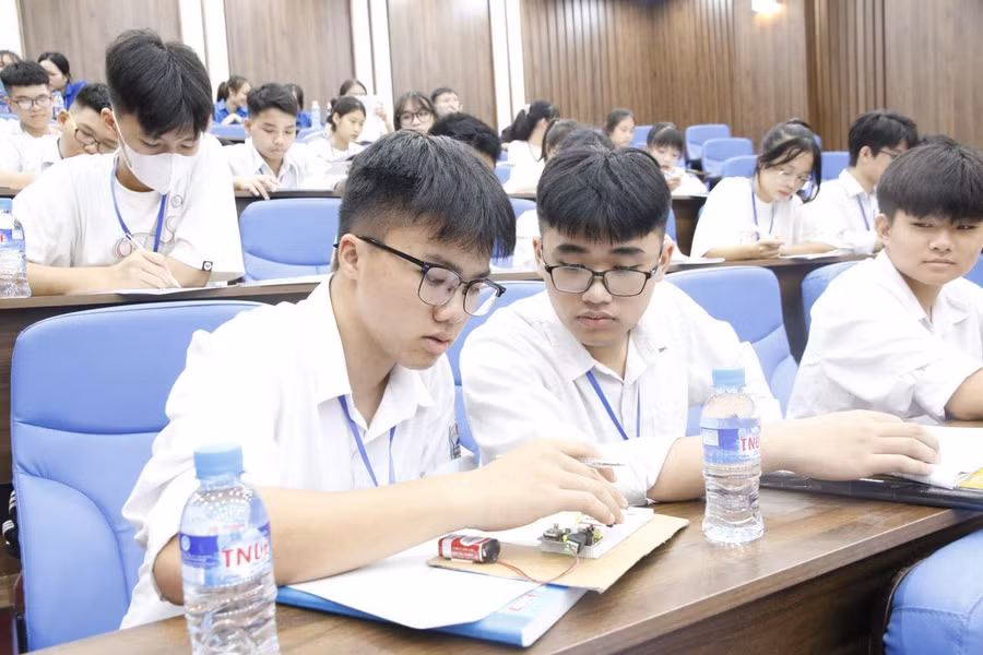 Học sinh tham gia trại hè Toán và Khoa học do Trường Đại học Sư phạm (ĐH Thái Nguyên) tổ chức.