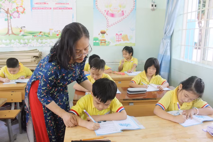 Giáo viên Trường Tiểu học Lê Lợi TP Vũng Tàu đang chỉ dẫn học sinh rèn chữ viết.