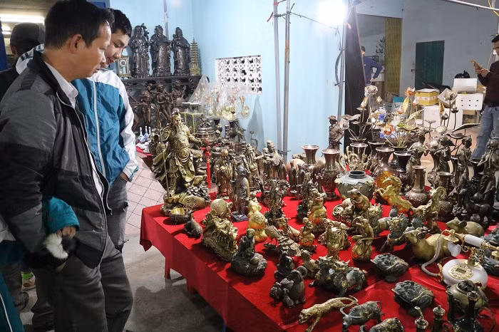 Lần đầu đi dự chợ Viềng anh Phương một người dân đang sinh sống tại Hà Nội chia sẻ: "Mình nghe tiếng chợ Viềng đã lâu rồi, nhưng năm nay 2 bố con mới thu xếp để đi dự được. Nói thật là ở đây nhiều đồ quá, khi xem xong tự nhiên lại quên mất mình muốn mua gì, vì cái gì nhìn cũng ưng mắt cả".