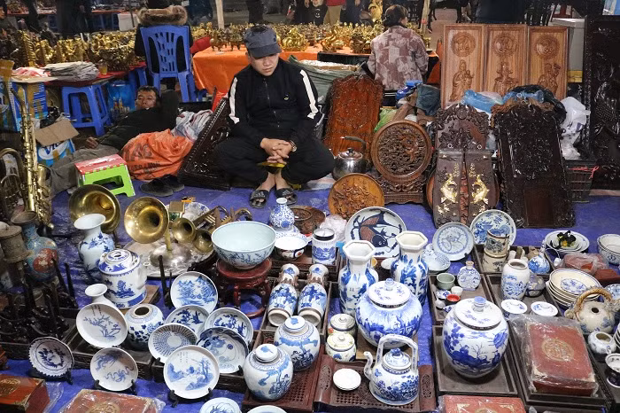 Ở chợ Viềng Xuân 2020, các món hàng gốm sứ cổ có kích thước to lớn đều được Ban quản lý bố trí lùi vào sâu bên trong hơn so với mọi năm, tuy nhiên với việc lắp đặt nhiều bảng chỉ dẫn nên du khách rất dễ tìm. Ngoài ra do các mặt hàng gốm sứ nhỏ được bày bán ở rìa phía bên ngoài đã tạo chiều sâu hơn cho khu phố đồ gốm sứ. Người xem được ngắm nhìn các gian hàng từ số lượng ít tới nhiều, từ đồ mới tới đồ cũ từ đó nhận thấy được sự khác nhau của nghệ thuật gốm sứ Việt Nam qua các thời kỳ.