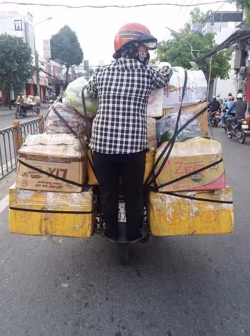 Phía sau người đàn ông thành công luôn có bóng dáng của người phụ nữ. Phía sau người đàn ông thành công luôn có bóng dáng của người phụ nữ.